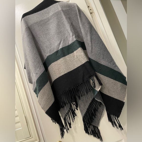 Poncho Shawl Wrap - Picture 3 of 4